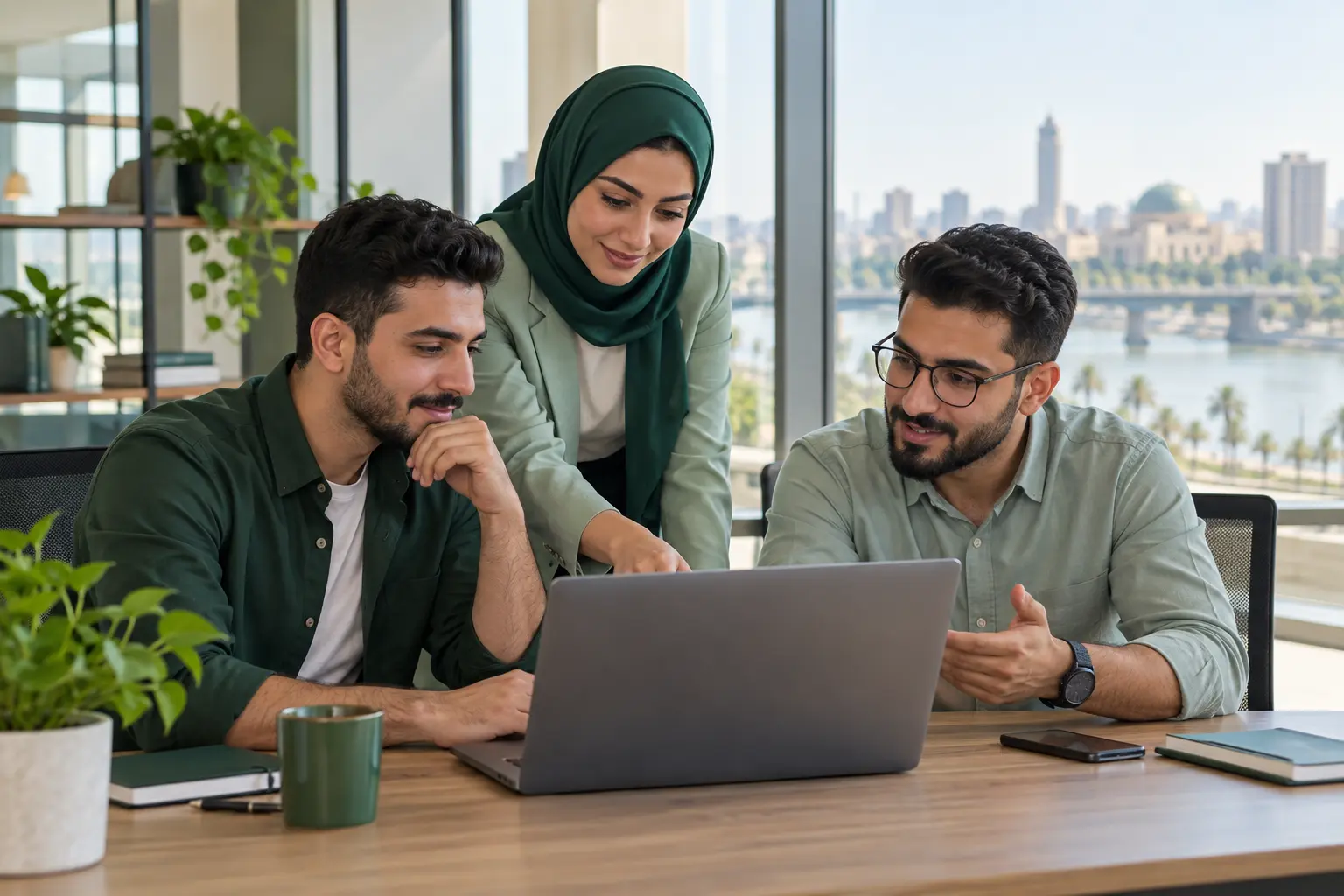 فريق تقني عراقي يتعاون على مشروع